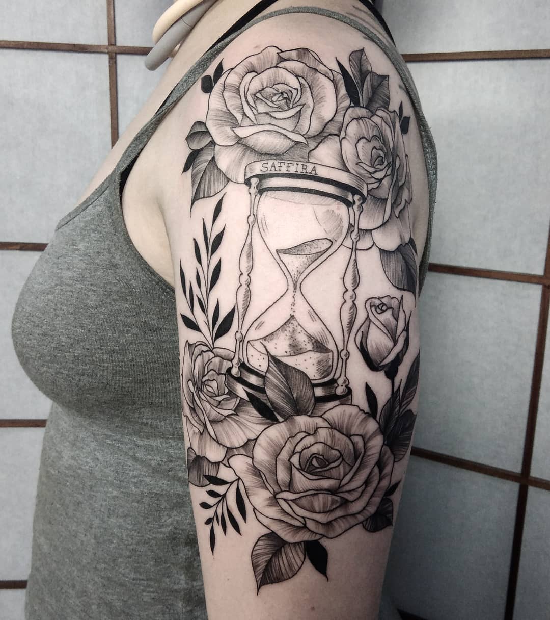 Broken Hourglass With Holding Hands Tatuagem De Ampulheta Bra O Broken Hourglass With Holding Hands Tatuagem De Ampulheta Bra O